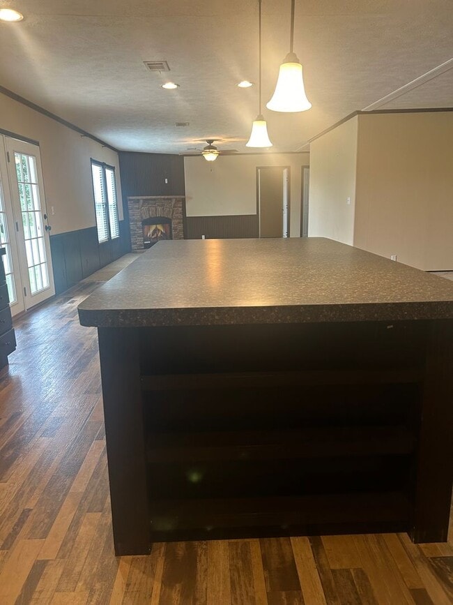 Building Photo - Nice 4 bedroom, 2 bath home with beautiful...