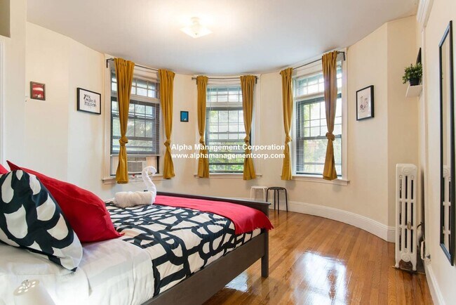 Building Photo - Amazing Coolidge Corner Apt right by T, Shopping, Nightlife and Restaurants.  Quick commute to BU!