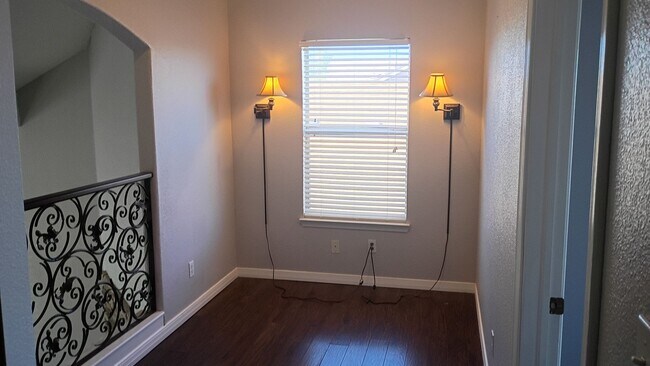 Building Photo - Charming Home