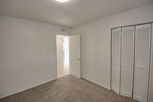 Building Photo - 1300 E Muriel St