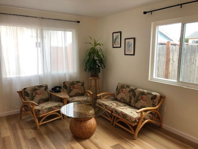 Building Photo - 2 bedroom 1.5 bath Apartment