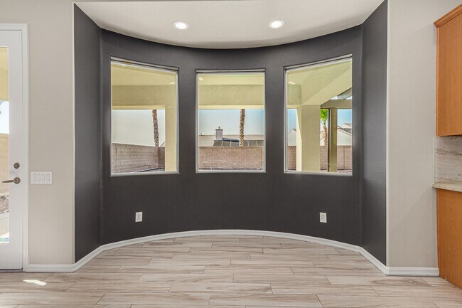 Building Photo - Anthem Highlands home with energy saving u...