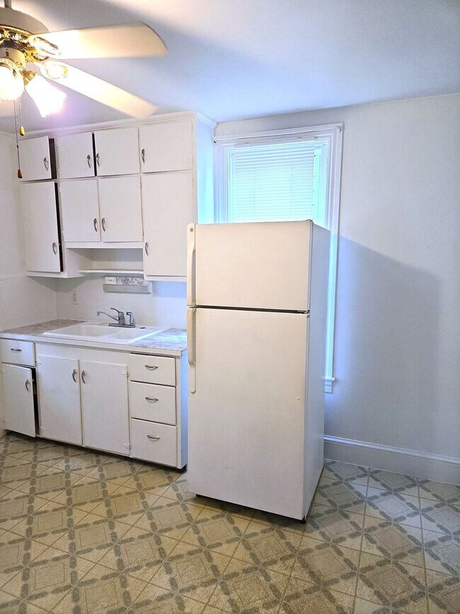 Building Photo - 552 E King St