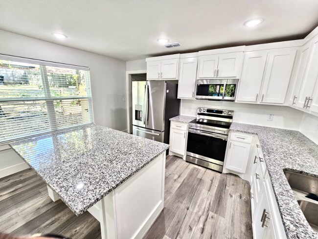 Building Photo - 220 W Bond St