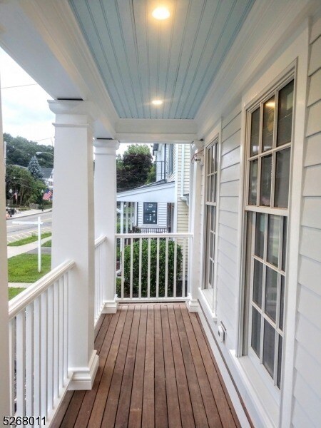 Shared Front Porch - 119 Washington St