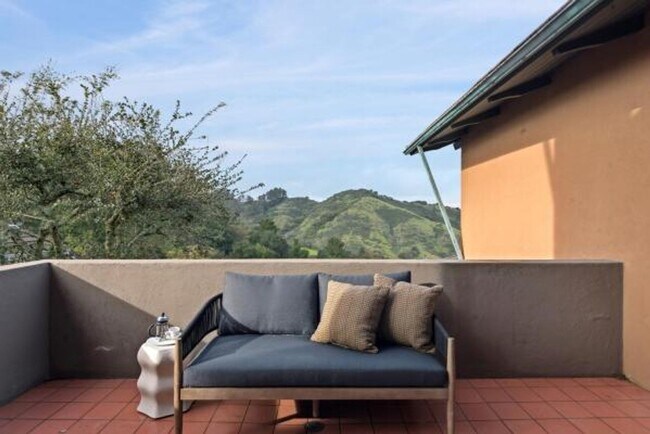 Building Photo - Luxury Living Above The Bay -- Iconic views!