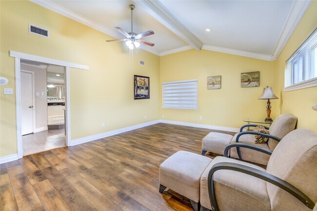 Building Photo - 2527 Potomac Dr