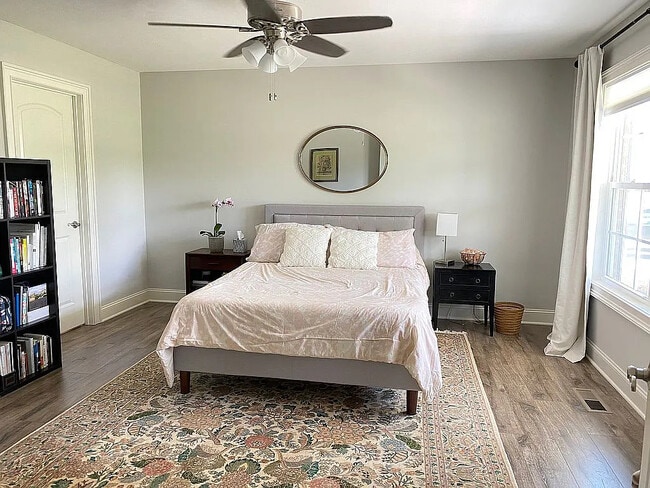 Building Photo - 248 Bluegrass Dr