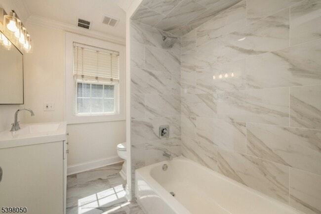 Building Photo - 16 Walnut St