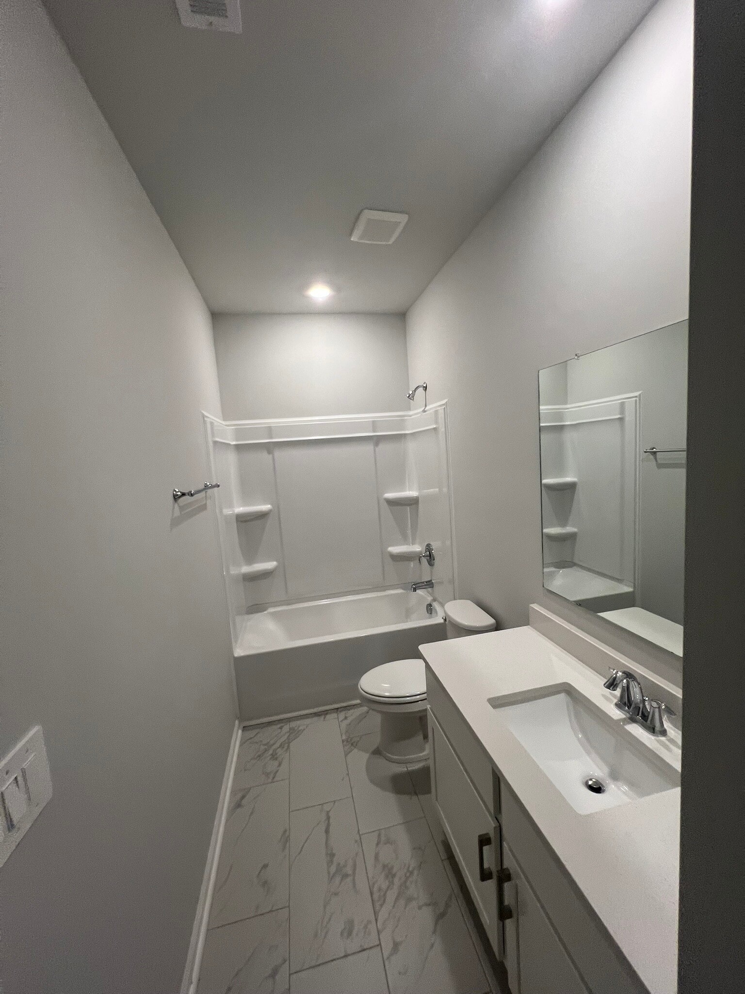 Guest Bathroom Tub - 159 Little Britain St