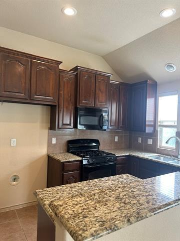 Building Photo - 5009 Holliday Dr