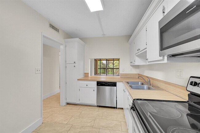 Building Photo - 8415 Forest Hills Dr