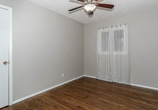 Building Photo - 4 Bed 2 Bath Home Available NOW in Hiawatha!