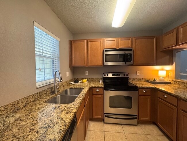Building Photo - Summerfield Townhome