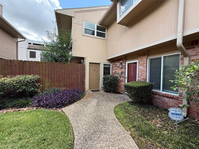 Building Photo - 2517 Bering Dr