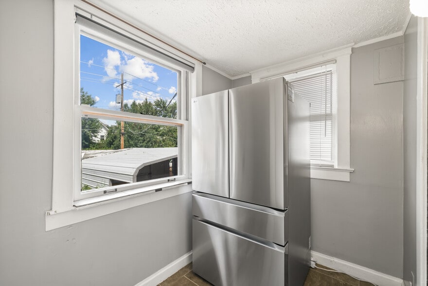 Building Photo - 834 W 39th Ter