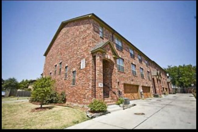Primary Photo - 1305 Halcyon Pl