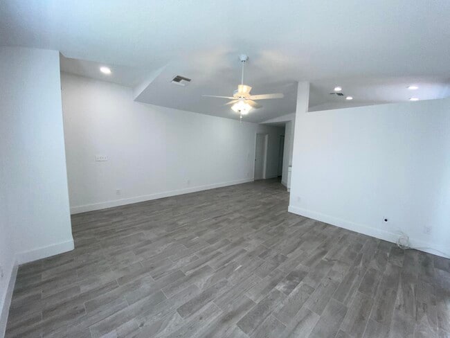 Building Photo - 553 E Ridge Cir N