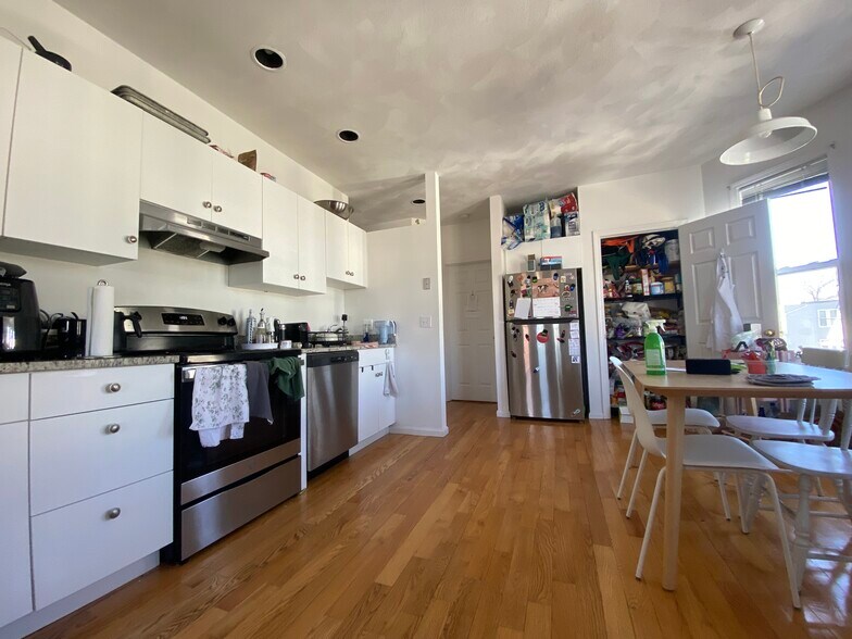 Building Photo - 58 Mansfield St