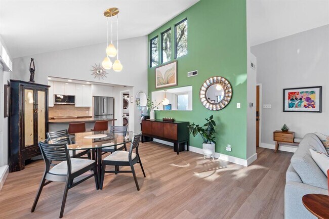 Building Photo - 2200 Homedale Dr