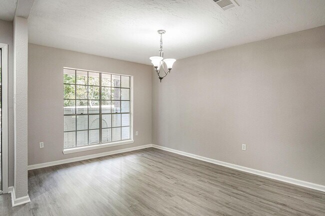 Building Photo - Updated 4 bedroom, 3 bath, single story ho...