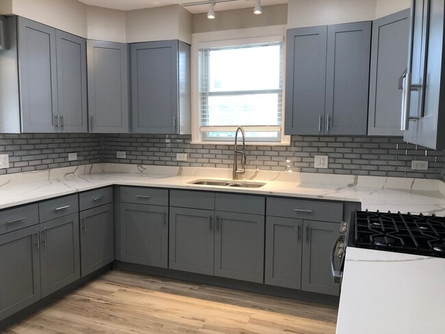 Building Photo - Large remodeled 4bed/2bath close to schools and transportation!