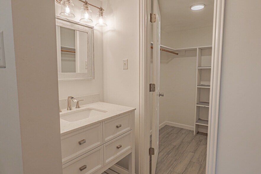 Building Photo - 8087 Meadow Rd