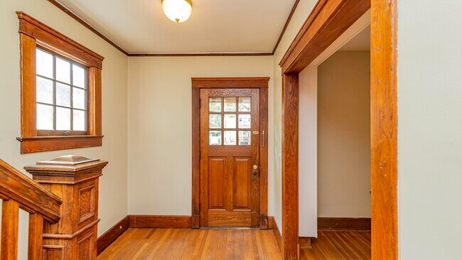 Building Photo - 823 Dewey Ave