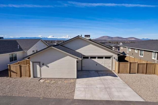 Building Photo - Gorgeous Single Level Home with Mountain V...