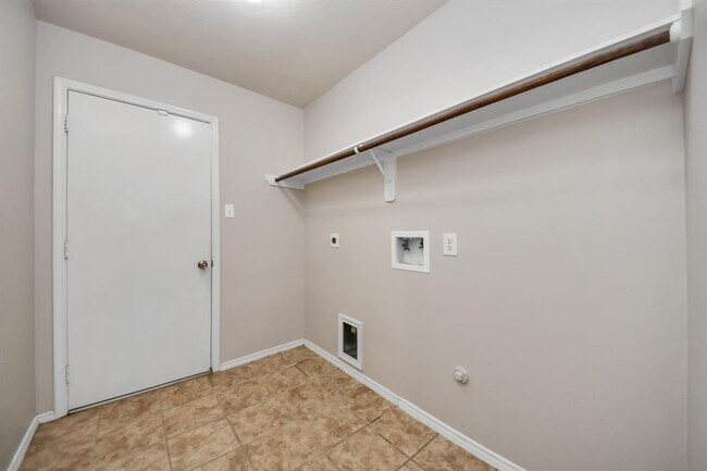 Building Photo - 2515 Knoll Shadows Ln