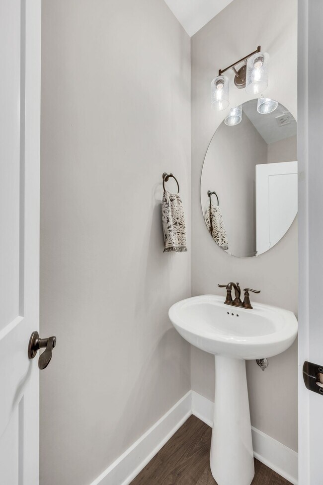 Building Photo - 1016 Sycamore Rdg E