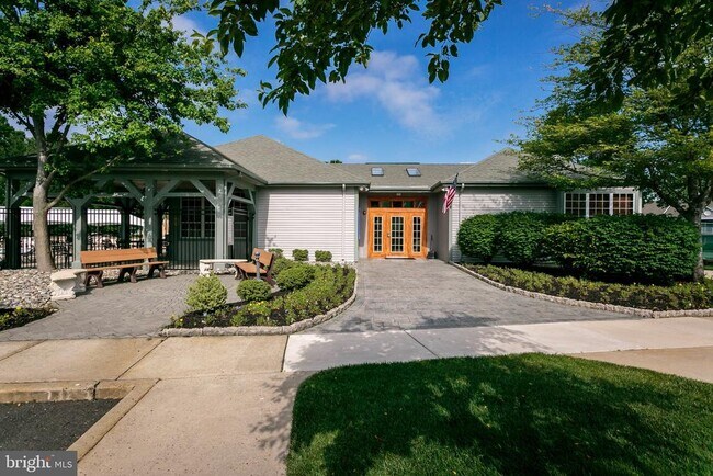 Building Photo - 1676B Thornwood Dr