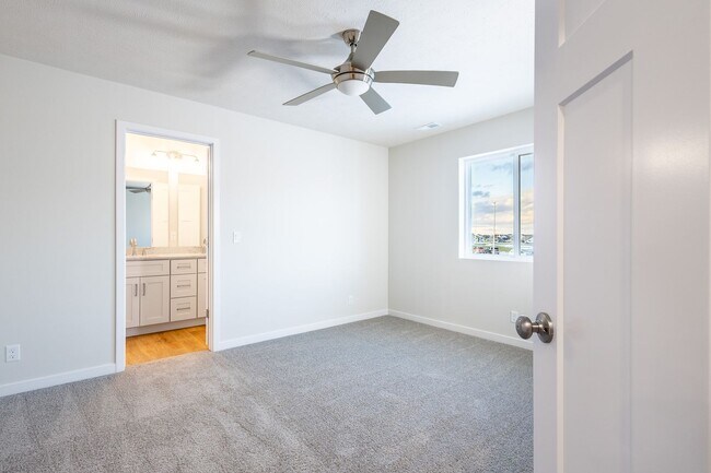 Building Photo - Stunning New Built 5 Bed Duplex!