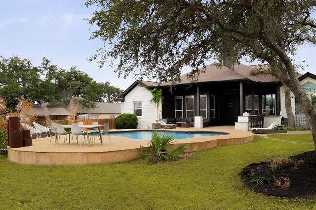 Building Photo - 300 Meadow Oaks Dr