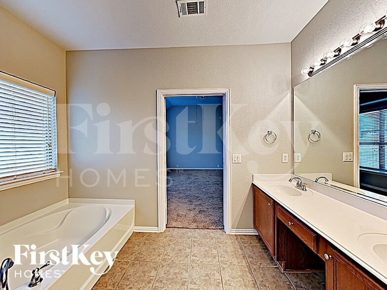 Building Photo - 816 Cutting Horse Dr