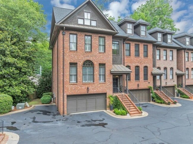 Building Photo - 4222 Rickenbacker Dr NE