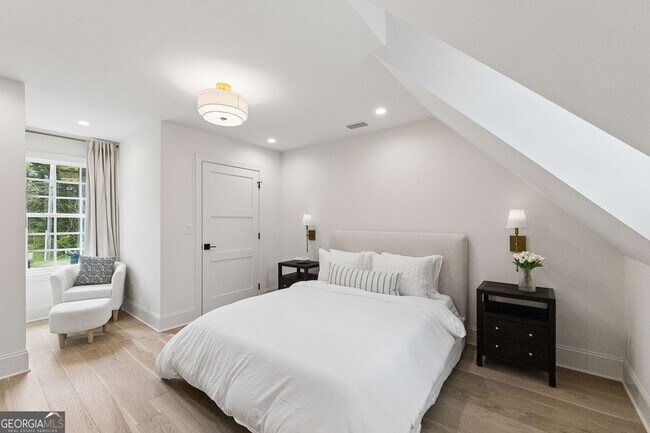 Building Photo - 11 Bourbon St