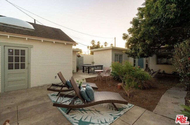 Building Photo - 818 Palms Blvd