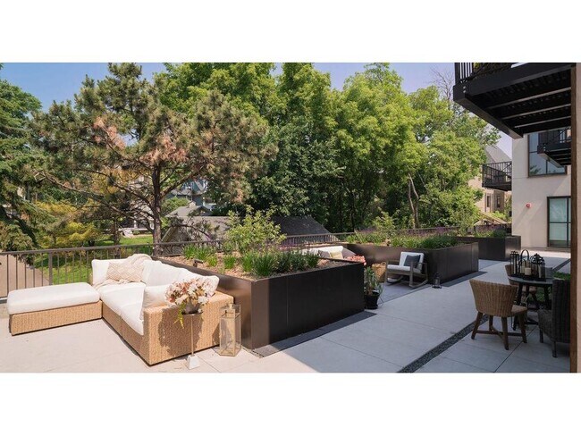 Building Photo - 7 West Dr