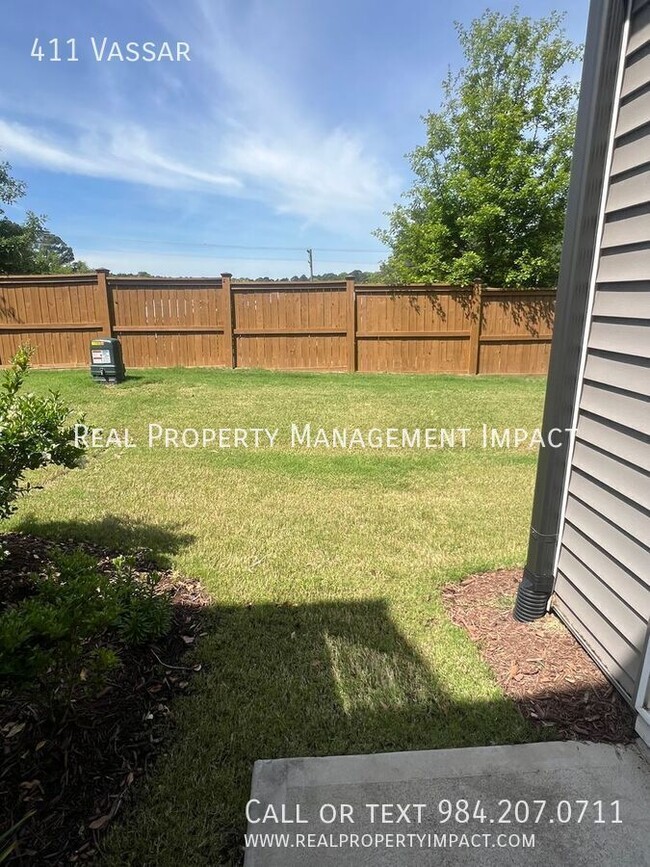 Building Photo - 411 Vassar-