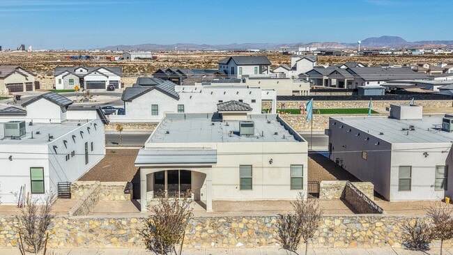 Building Photo - Beautiful East side House 4 bed-2.5 baths, part of The Overlook Casa Club that includes Swimming ...