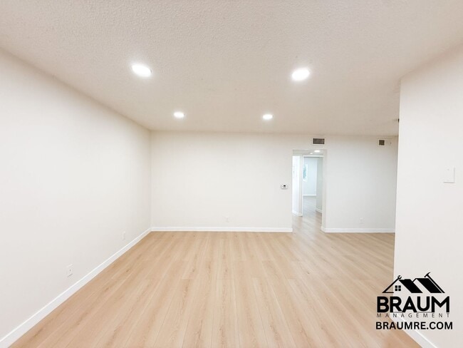 Building Photo - 221 W Elm Ave