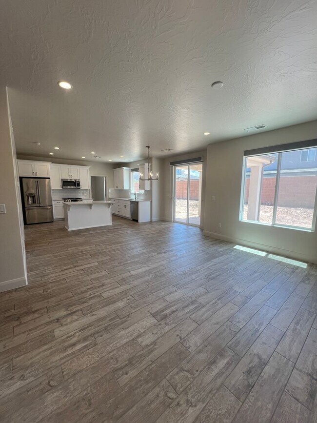 Building Photo - Stunning 5 bedroom, 2.5 bathroom home in d...