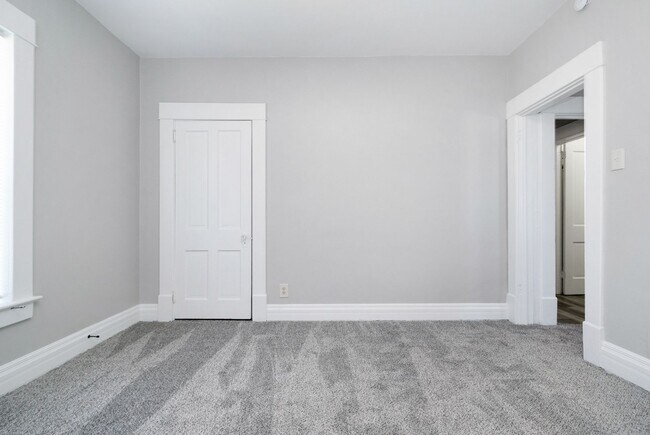 Building Photo - Large Beautiful Home, Close to Fort Riley