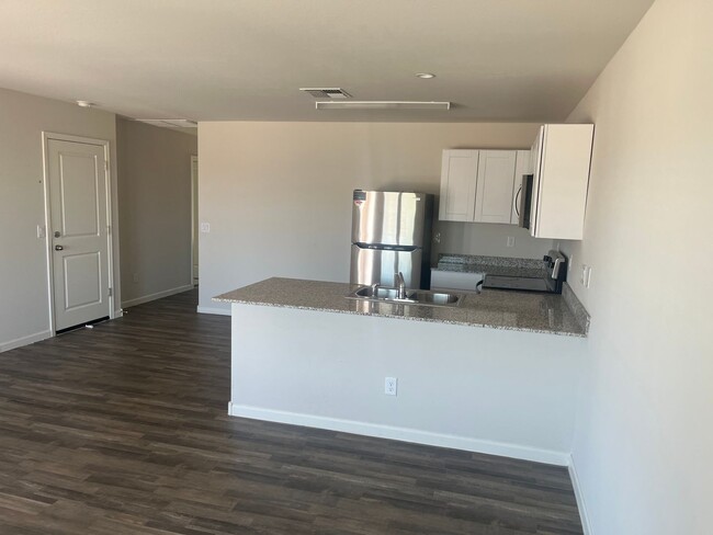 Building Photo - 2 weeks free rent with approved applicatio...