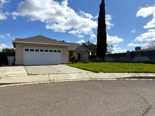 Primary Photo - Inviting 4 bedroom / 2 bathroom home locat...