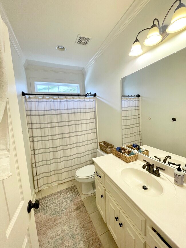 Building Photo - 409 Redbud Cir