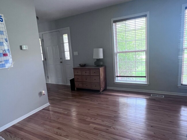 Building Photo - 1028 Lakewood Cir