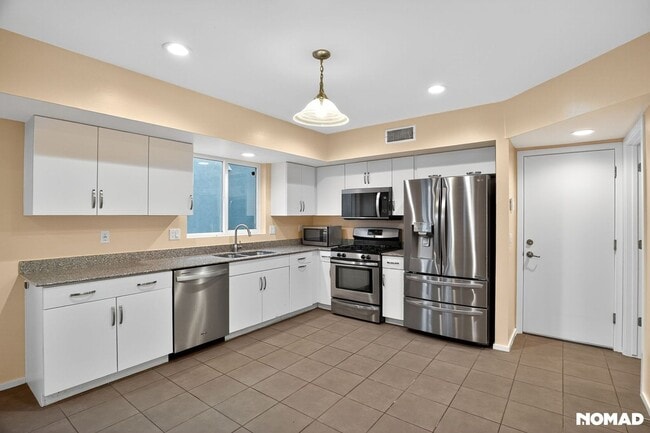 Building Photo - 841 E Park Modern Dr