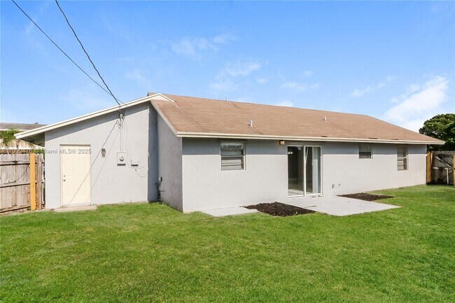 Building Photo - 2152 NE 1st Ct